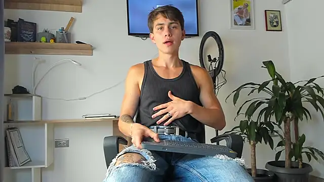 manucute 23  online show from 10/28/25, 03:04