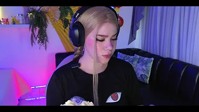 albaismynameX online show from 11/18/25, 12:09