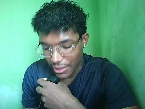Snapshot of Oliveira2344 chatting on 04/17/26, 01:25 Oliveira2344 online show from 04/17/26, 01:25