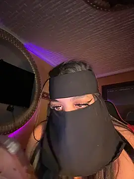 Snapshot of ORLA86 chatting on 11/16/25, 10:10 ORLA86 online show from 11/16/25, 10:10