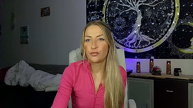 Snapshot of SexxyLiviaa chatting on 10/28/25, 12:36 SexxyLiviaa online show from 10/28/25, 12:36