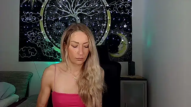 Snapshot of SexxyLiviaa chatting on 12/15/25, 04:28 SexxyLiviaa online show from 12/15/25, 04:28