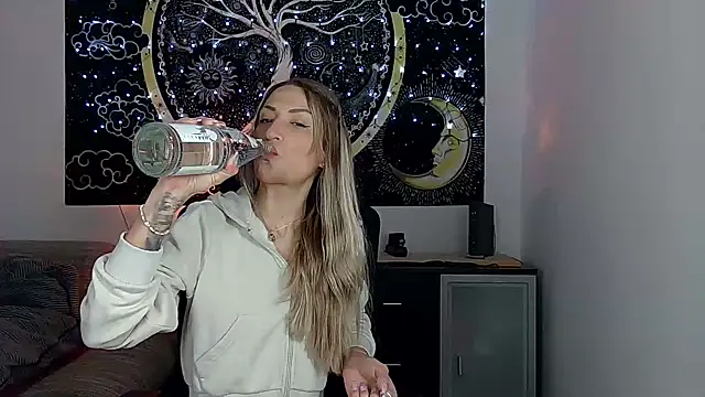 Snapshot of SexxyLiviaa chatting on 12/18/25, 11:44 SexxyLiviaa online show from 12/18/25, 11:44