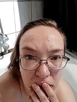 Isabella Geney online show from 11/19/25, 12:38