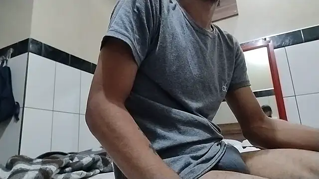 UncutToyBoy23cm online show from 05/18/26, 02:12