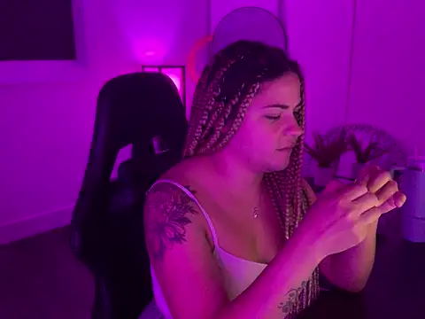 Snapshot of MelSaunders chatting on 10/26/25, 04:07 MelSaunders online show from 10/26/25, 04:07