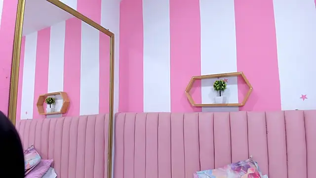 ISABELLA 020 online show from 03/20/25, 12:00