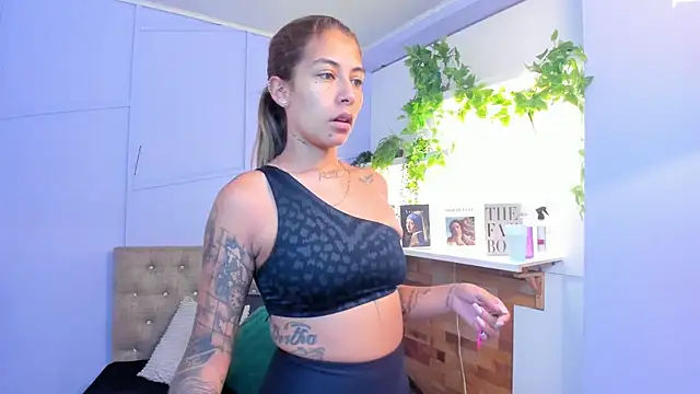 Snapshot of Georgina-coule chatting on 03/18/26, 01:03 Georgina-coule online show from 03/18/26, 01:03