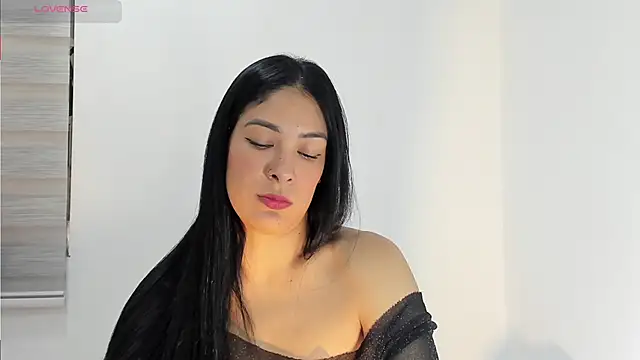 bella hadid1  online show from 10/04/25, 07:45