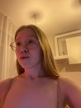 Snapshot of Eva_Weyne chatting on 12/18/24, 03:26 Eva Weyne online show from 12/18/24, 03:26