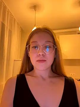 Snapshot of Eva_Weyne chatting on 11/15/25, 08:27 Eva Weyne online show from 11/15/25, 08:27