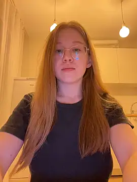 Snapshot of Eva_Weyne chatting on 11/18/25, 08:24 Eva Weyne online show from 11/18/25, 08:24