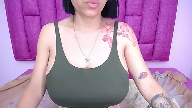 Snapshot of LindaKardi chatting on 09/16/25, 12:28 LindaKardi online show from 09/16/25, 12:28