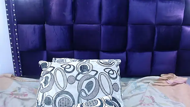 Snapshot of LindaKardi chatting on 09/27/25, 04:23 LindaKardi online show from 09/27/25, 04:23