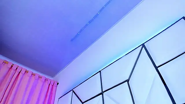 Snapshot of SarayRoyse chatting on 02/25/25, 10:18 SarayRoyse online show from 02/25/25, 10:18