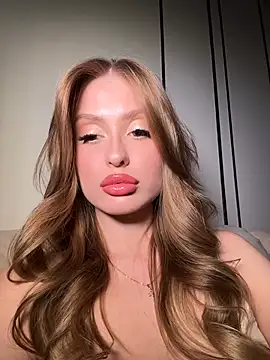 Snapshot of Sweet__Milly chatting on 02/17/26, 04:13 Sweet Milly online show from 02/17/26, 04:13