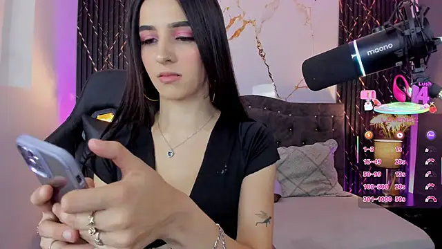 Snapshot of devlin_violett chatting on 10/30/25, 03:19 devlin violett online show from 10/30/25, 03:19