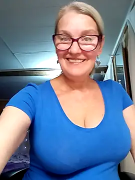 Snapshot of irinamaux chatting on 10/09/25, 04:16 irinamaux online show from 10/09/25, 04:16