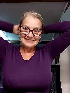 Snapshot of irinamaux chatting on 10/13/25, 05:18 irinamaux online show from 10/13/25, 05:18