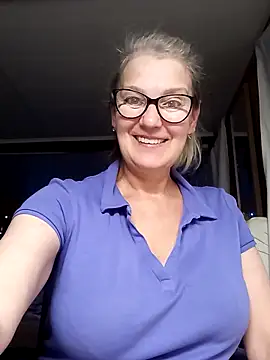 Snapshot of irinamaux chatting on 10/22/25, 04:57 irinamaux online show from 10/22/25, 04:57