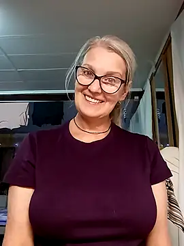 Snapshot of irinamaux chatting on 10/22/25, 06:18 irinamaux online show from 10/22/25, 06:18