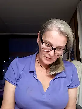 Snapshot of irinamaux chatting on 10/24/25, 04:25 irinamaux online show from 10/24/25, 04:25