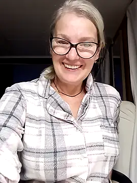 Snapshot of irinamaux chatting on 10/25/25, 04:31 irinamaux online show from 10/25/25, 04:31