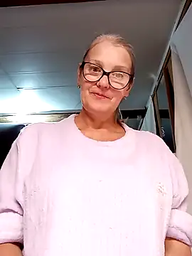 Snapshot of irinamaux chatting on 10/27/25, 04:44 irinamaux online show from 10/27/25, 04:44