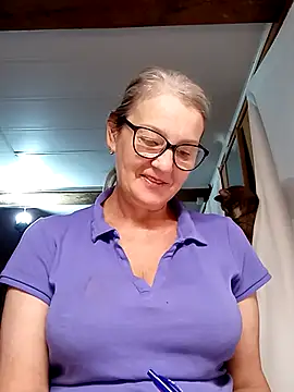 Snapshot of irinamaux chatting on 10/28/25, 05:44 irinamaux online show from 10/28/25, 05:44