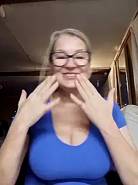 Snapshot of irinamaux chatting on 10/31/25, 03:07 irinamaux online show from 10/31/25, 03:07