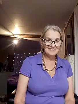 Snapshot of irinamaux chatting on 10/31/25, 03:13 irinamaux online show from 10/31/25, 03:13