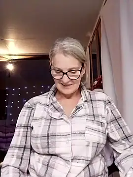 Snapshot of irinamaux chatting on 11/05/25, 04:07 irinamaux online show from 11/05/25, 04:07