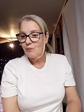 Snapshot of irinamaux chatting on 11/06/25, 06:53 irinamaux online show from 11/06/25, 06:53