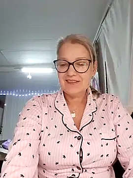 Snapshot of irinamaux chatting on 11/19/25, 05:57 irinamaux online show from 11/19/25, 05:57