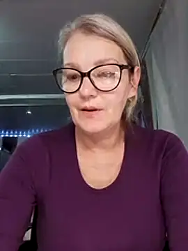 Snapshot of irinamaux chatting on 11/20/25, 07:52 irinamaux online show from 11/20/25, 07:52