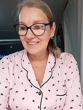 Snapshot of irinamaux chatting on 11/21/25, 06:56 irinamaux online show from 11/21/25, 06:56