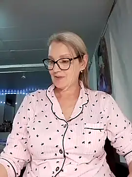 Snapshot of irinamaux chatting on 11/21/25, 07:01 irinamaux online show from 11/21/25, 07:01