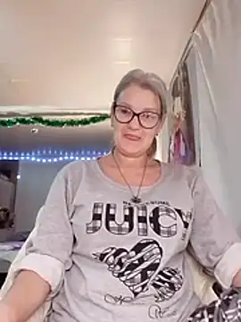 Snapshot of irinamaux chatting on 11/25/25, 07:47 irinamaux online show from 11/25/25, 07:47