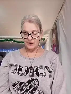 Snapshot of irinamaux chatting on 11/26/25, 07:53 irinamaux online show from 11/26/25, 07:53