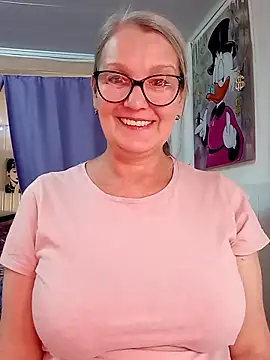 Snapshot of irinamaux chatting on 12/21/25, 04:58 irinamaux online show from 12/21/25, 04:58