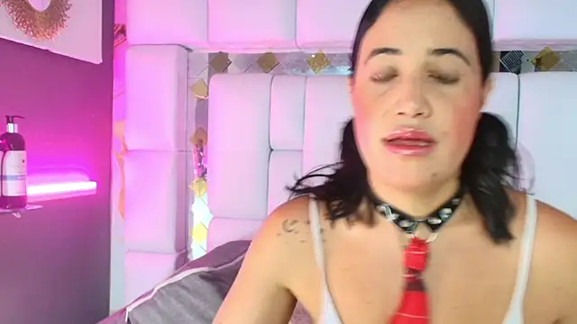 Snapshot of emily_madrid chatting on 11/15/25, 05:27 emily madrid online show from 11/15/25, 05:27