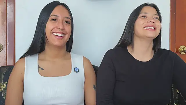 Snapshot of 2SummerLove1 chatting on 11/16/25, 02:11 2SummerLove1 online show from 11/16/25, 02:11