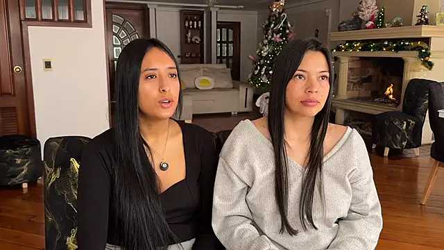 Snapshot of 2SummerLove1 chatting on 11/24/25, 04:18 2SummerLove1 online show from 11/24/25, 04:18