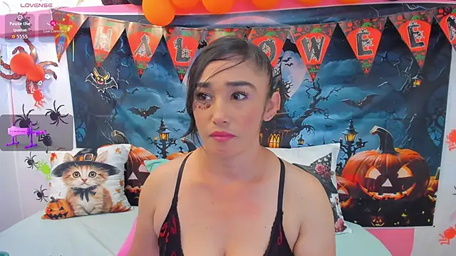 Snapshot of charlotte-11 chatting on 10/14/25, 04:30 charlotte-11 online show from 10/14/25, 04:30