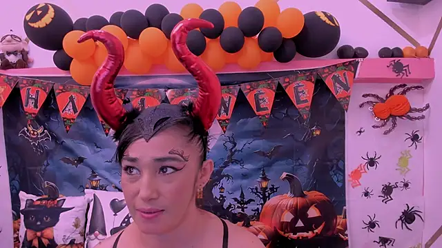 Snapshot of charlotte-11 chatting on 10/23/25, 04:39 charlotte-11 online show from 10/23/25, 04:39