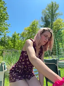 Snapshot of DanaeJustine chatting on 05/26/26, 05:42 DanaeJustine online show from 05/26/26, 05:42