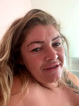 Snapshot of GabyHofstede chatting on 10/06/25, 10:12 GabyHofstede online show from 10/06/25, 10:12