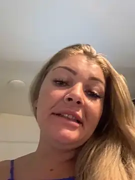 Snapshot of GabyHofstede chatting on 10/19/25, 09:15 GabyHofstede online show from 10/19/25, 09:15