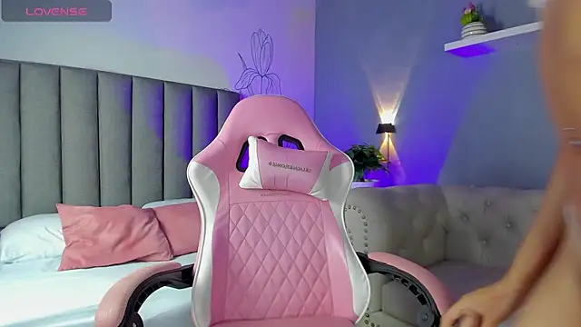 Snapshot of atenea_jones chatting on 12/04/25, 08:39 atenea jones online show from 12/04/25, 08:39