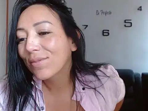Snapshot of Laura_martin_ chatting on 01/25/25, 01:52 Laura martin online show from 01/25/25, 01:52